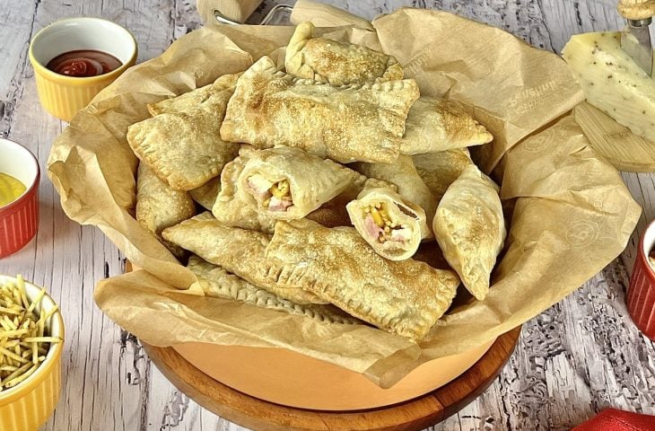 Pastel com recheio de queijo e batata palha