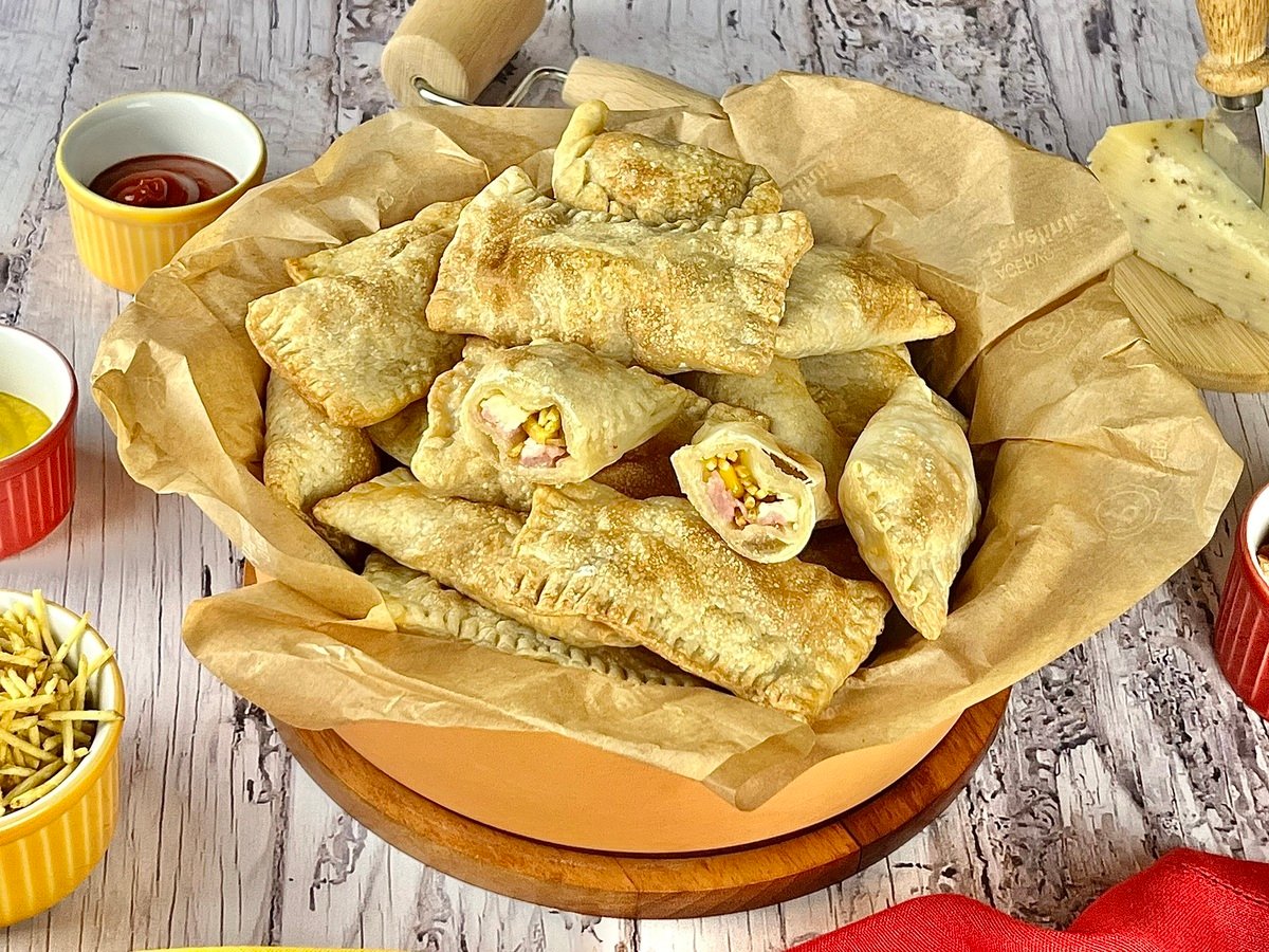 Pastel com recheio de queijo e batata palha