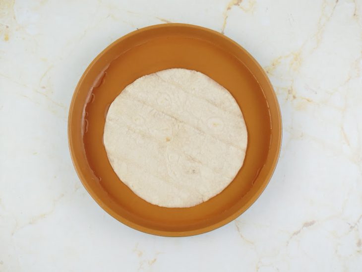 Massa em um recipiente com água.