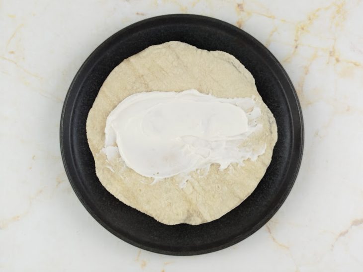 Requeijão espalhado no centro da massa.