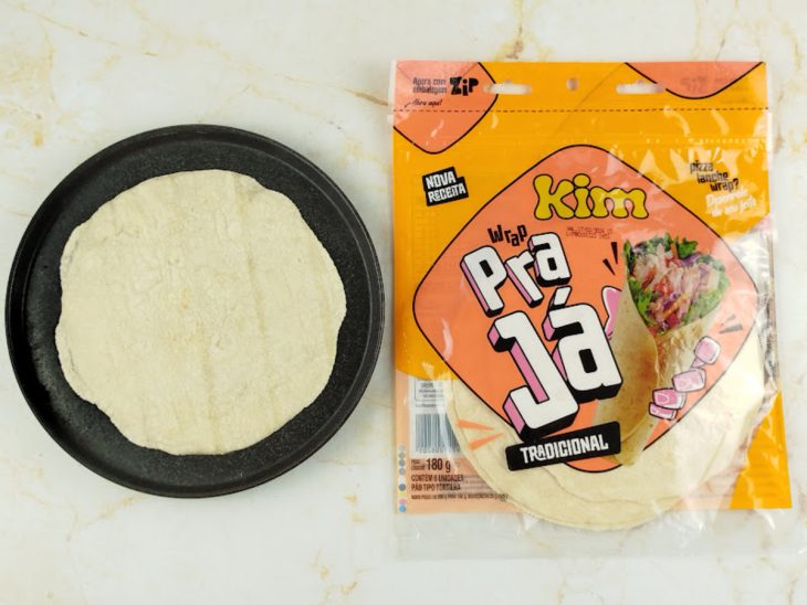 Massa de wrap colocada numa superfície lisa.