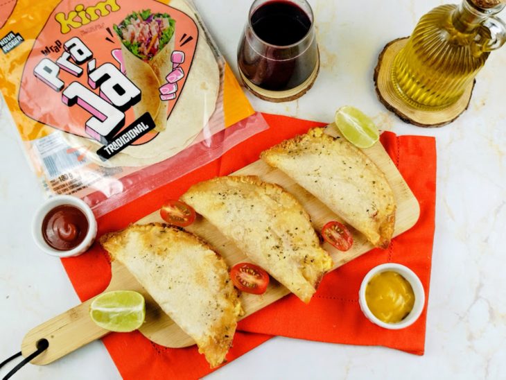 Pastéis com wrap prontos para consumo.