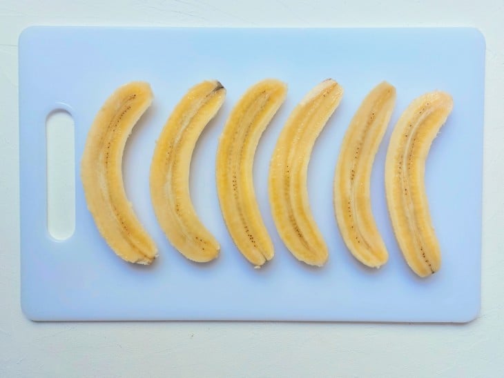 Bananas cortadas ao meio.