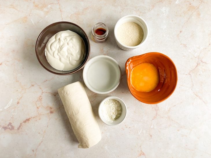 ingredientes para preparo de pastel de belem separados e organizados.