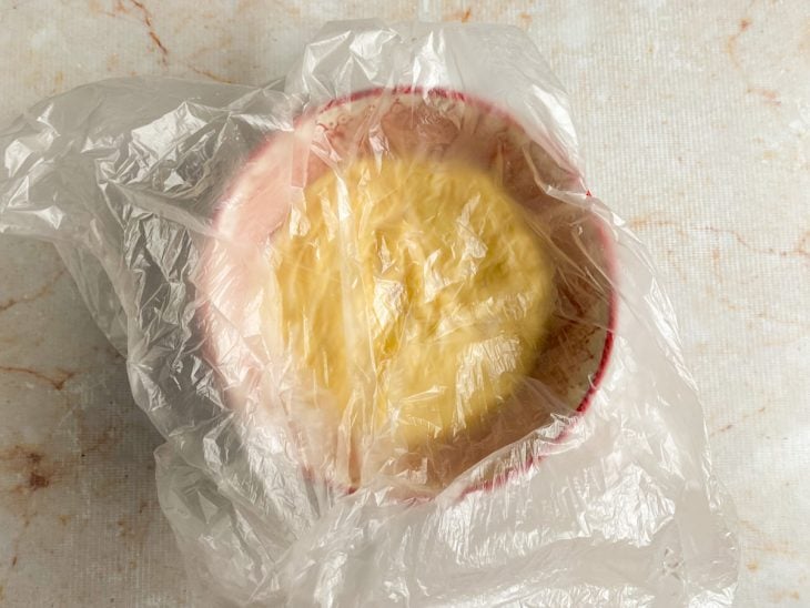 creme de recheio dos pasteis cobertos para resfriar antes de ir a geladeira.