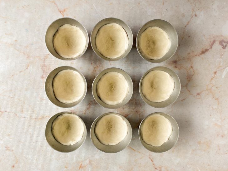 massa folhada moldada em forminhas de cupcake para base dos pasteis de belem.
