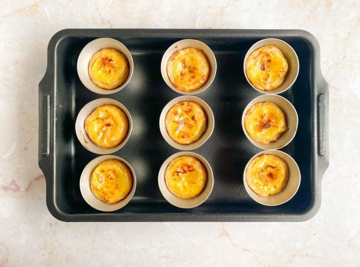 pasteis de belem simples e rápidos assados, dourados por cima.