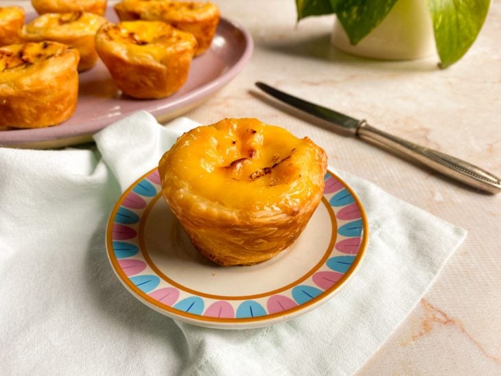 pastel de belem finalizado e pronto parta servir.