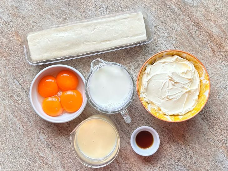 Ingredientes reunidos em uma bancada.