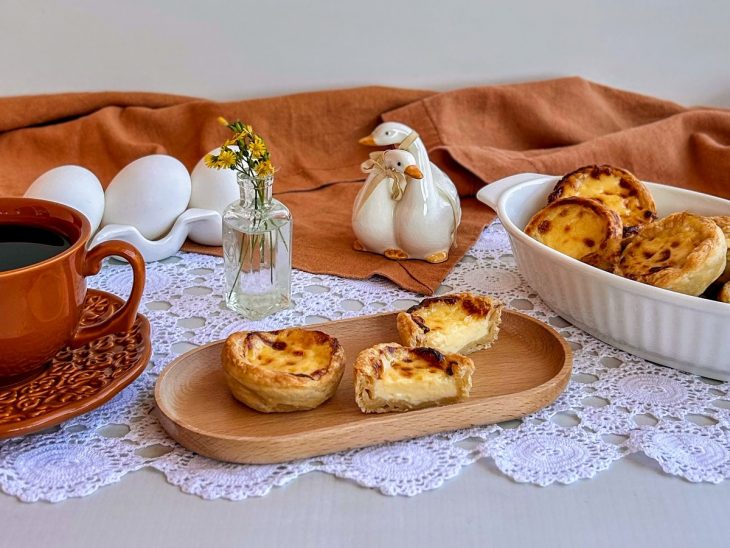 Pasteis de belém prontos para consumo.
