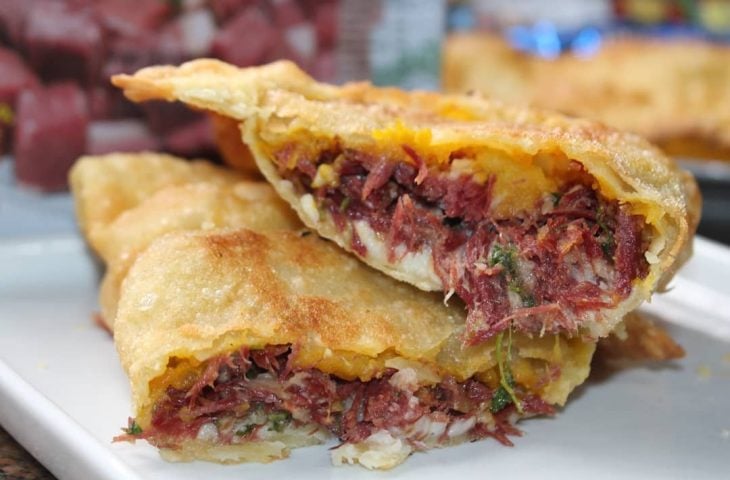 Pastel de carne-seca com abóbora e requeijão