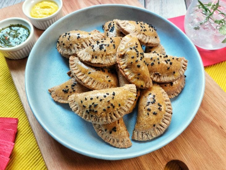 Prato grande com alguns pastéis de forno integral simples.