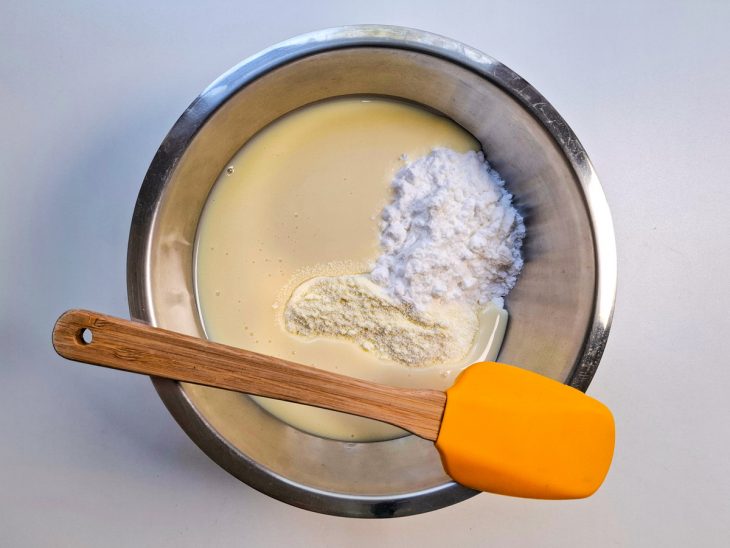 mistura para massa do pastel com ninho, leite condensado e amido de milho.