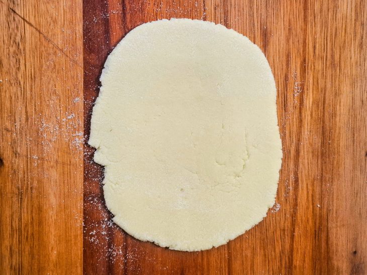 passa de pastel de leite ninho aberta com rolo de macarrão.