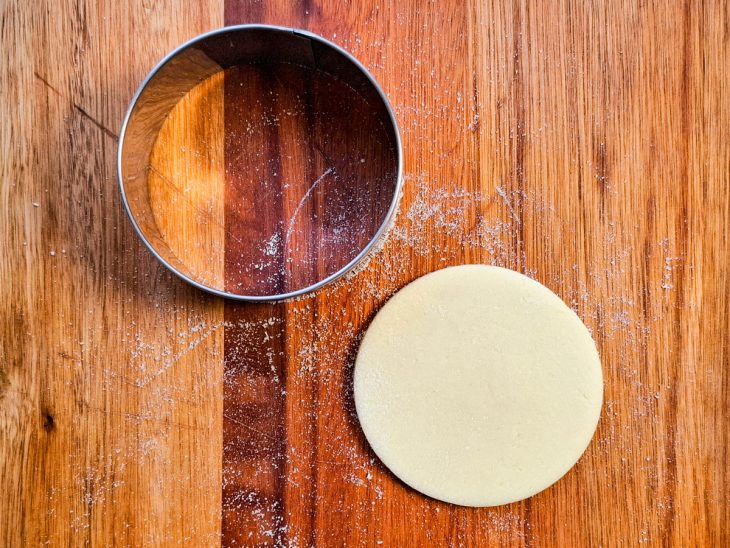 massa de pastel de leite ninho cortada em discos.