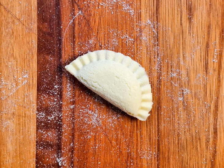 pastel de ninho fechado e selado com garfo.