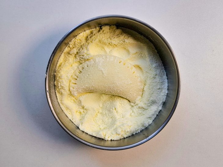 pastel de leite ninho modelado e empanado em leite em pño.