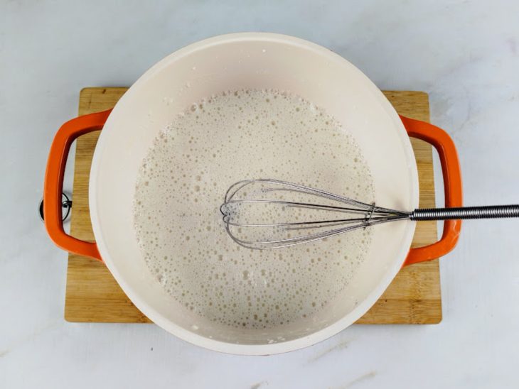 Uma panela com leite e farinha.