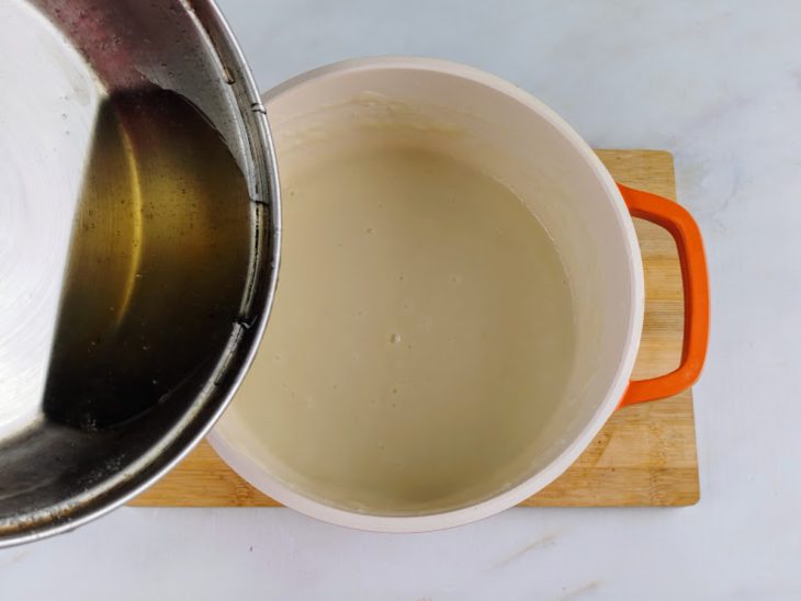 Calda sendo despejada na panela com o creme.