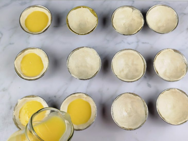 Forminhas sendo recheadas com o creme.