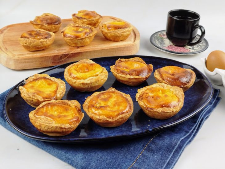 Um prato com os pastéis de nata.