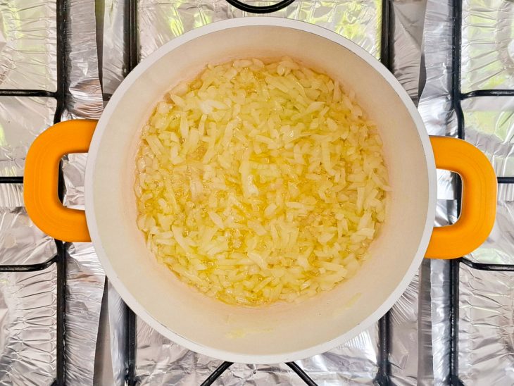 Na panela, o azeite, a cebola e o alho.