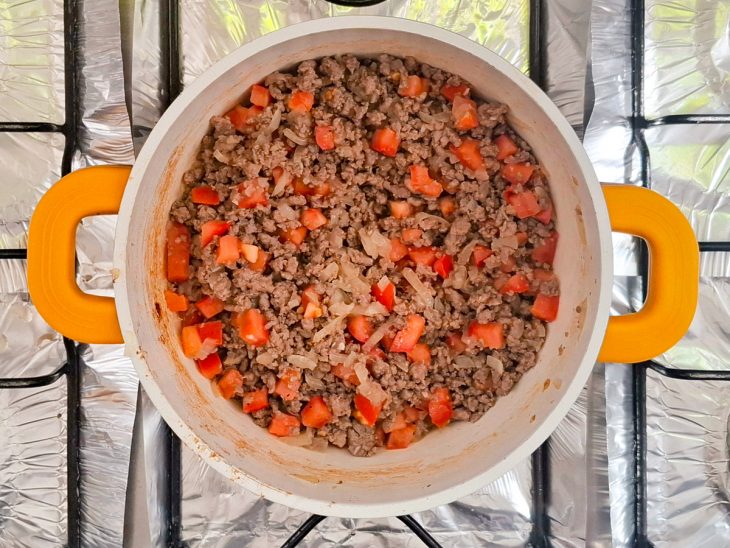 Carne e tomates na panela.
