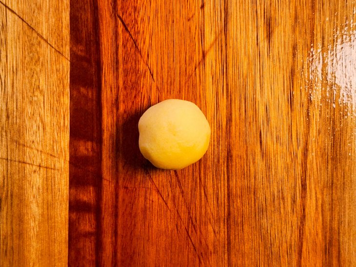 Massa fora da geladeira, pronta para montar os pastéis.