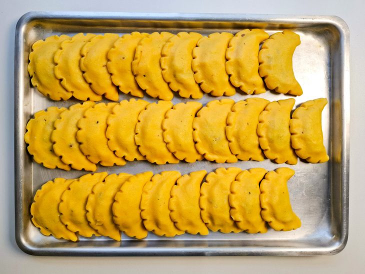 Pastéis montados com bordas decoradas com vincos.