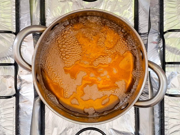 Panela no fogo com óleo quente.