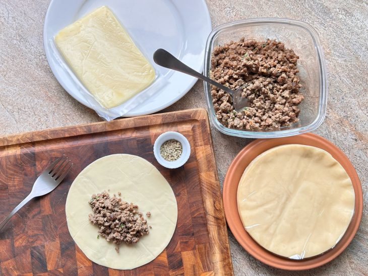 Pastéis recheados com carne, queijo e orégano.