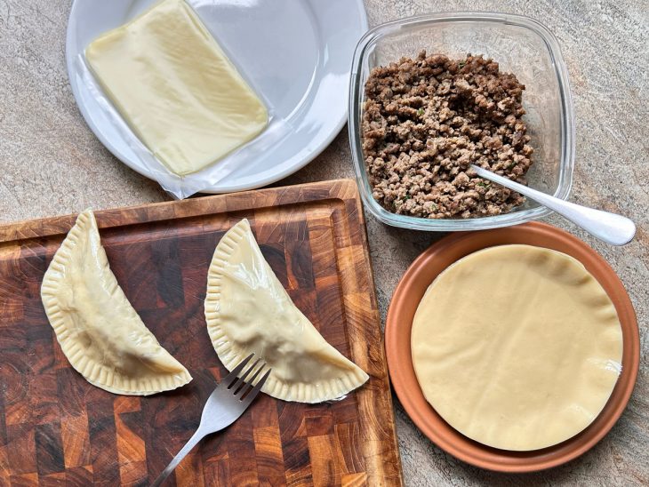 Pastéis fechados com um garfo.