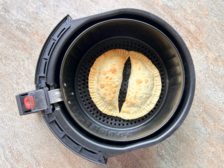 Dois pastéis na air fryer.
