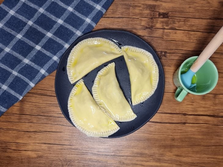 Pastéis prontos e pincelados com azeite.