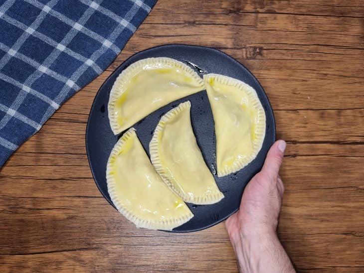 Pastéis sendo levados para a airfryer.