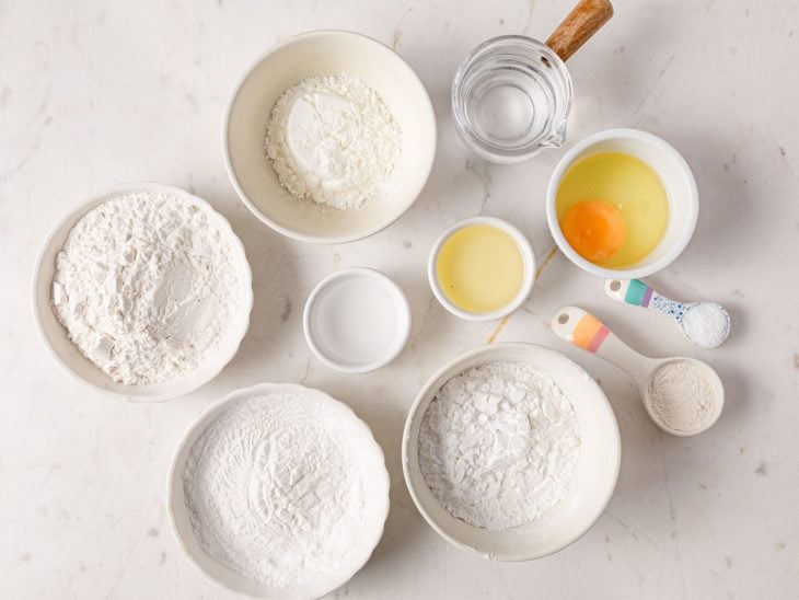 ingredientes reunidos para fazer pastel sem glúten