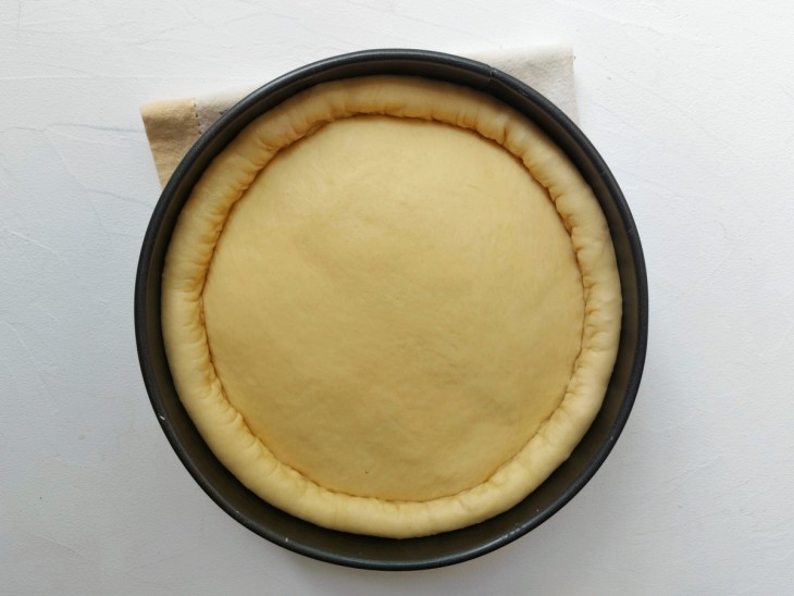 Uma forma contendo o pastelão cru.