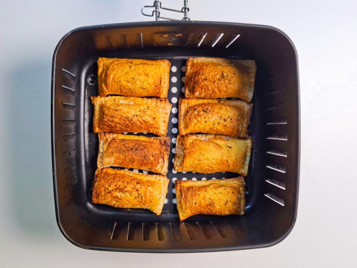 Pastelzinhos dourando no cesto da air fryer.
