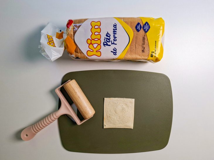 Fatias de pão de forma sendo abertas e sem casca.