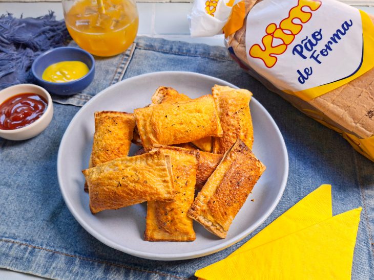 Pastéis assados prontos e servidos acompanhados de molho.
