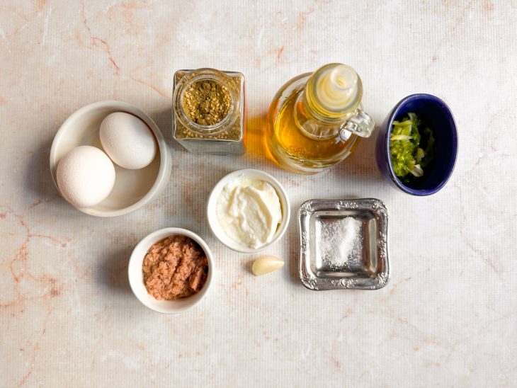 Ingredientes reunidos na bancada.