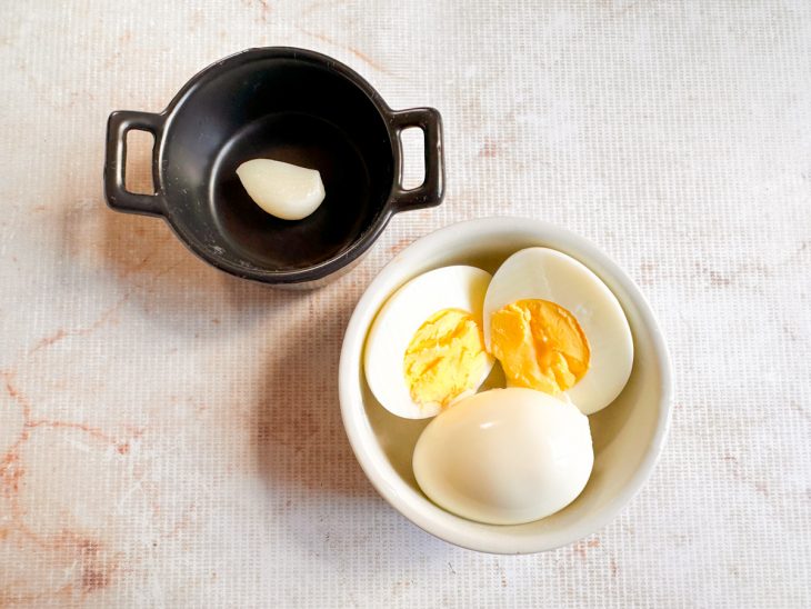 Ovos cozidos e alho reservados.