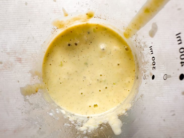 Ingredientes batidos em creme homogêneo.