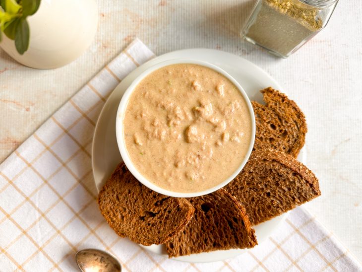 Patê pronto, servido em tigela.