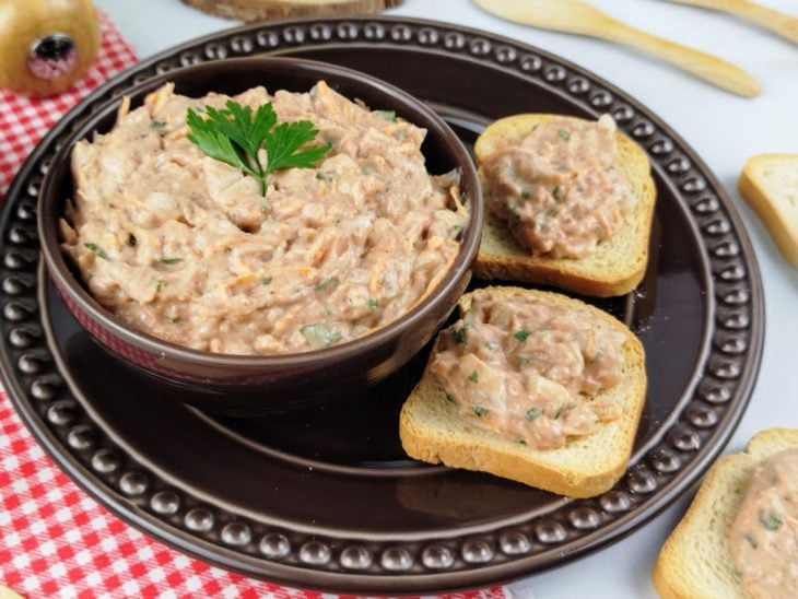 Patê de atum com maionese pronto para consumo e servido com torradas.