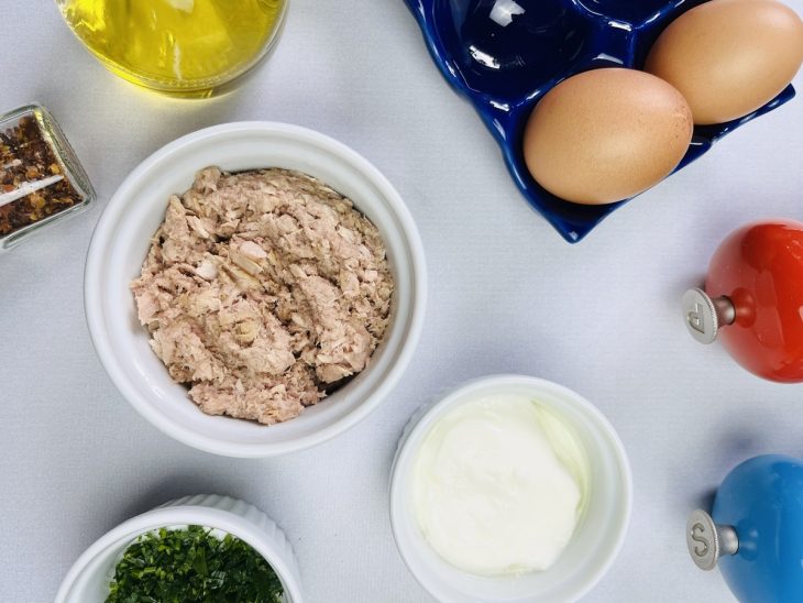 Ingredientes reunidos em uma bancada.