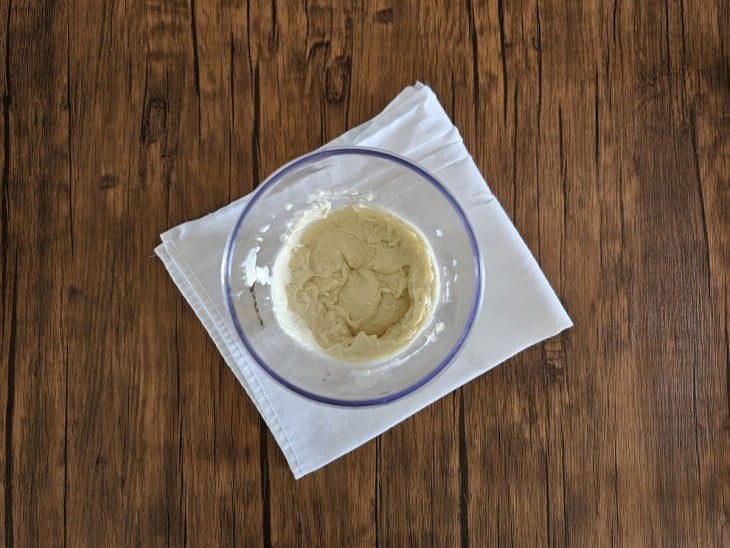 Um recipiente com a mistura de maionese, requeijão e azeitonas.