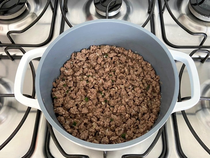 Uma panela contendo carne moída refogada.