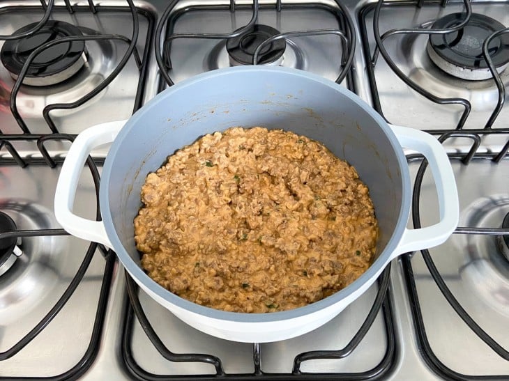 Uma panela contendo patê de carne moída.