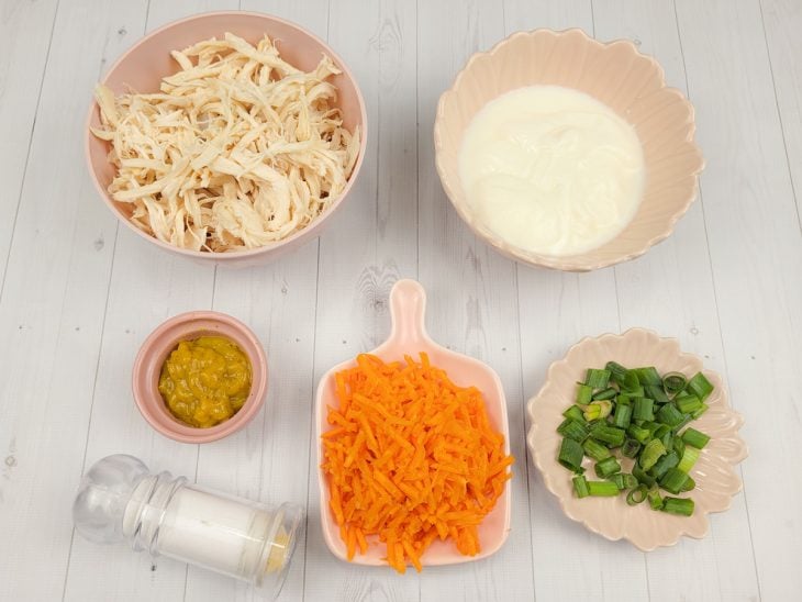 Uma bancada com os ingredientes separados.